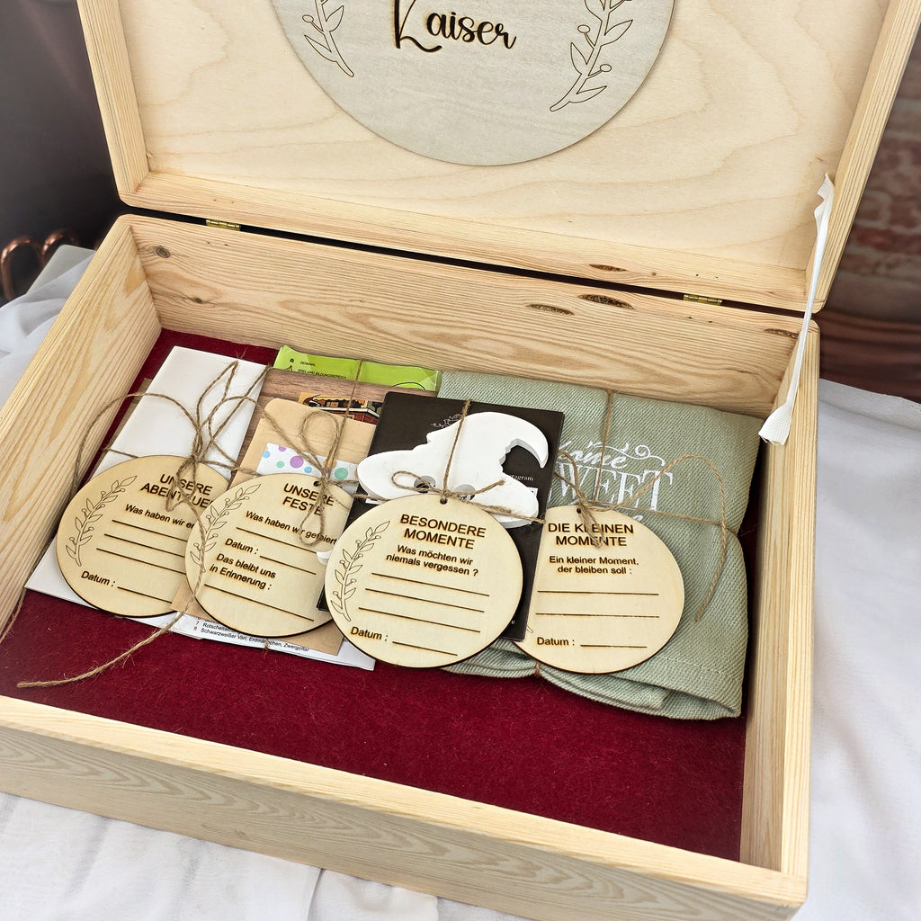 Familien-Erinnerungsbox aus Kiefernholz mit 6 gravierten Holzscheiben und roter Filzeinlage – gefüllt mit Erinnerungsstücken und personalisiertem Bambus-Kugelschreiber