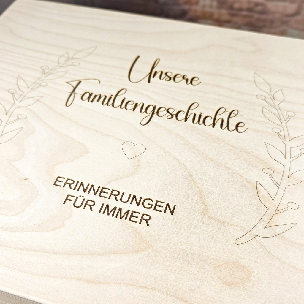 Deckel der personalisierten Holzbox mit Gravur Unsere Familiengeschichte und Erinnerungen für immer – Nahaufnahme der Lasergravur