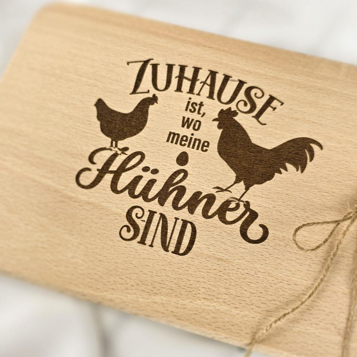 Frühstücksbrett Hühner Gravur nah Aufnahme